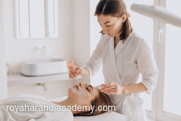 بررسی هزینه دوره های بیوتی تراپیست | آکادمی رویا هرندی