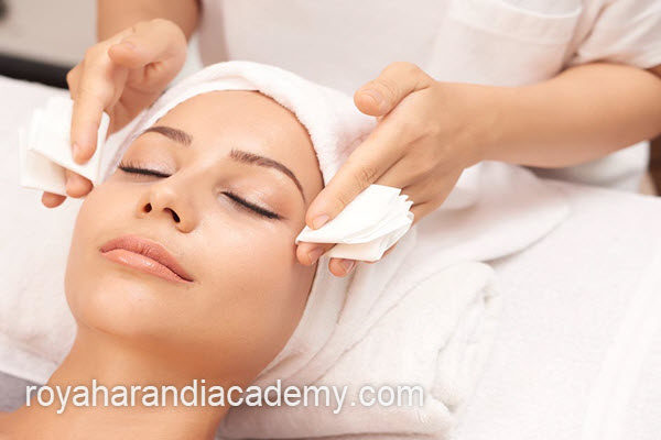 آموزش پاکسازی پوست با هزینه مناسب | آکادمی رویا هرندی